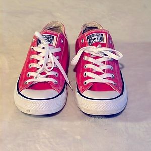 Women’s hot pink converse